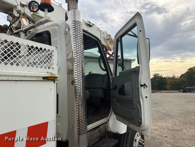 image for item FG3031 2002 International 7400 digger derrick truck