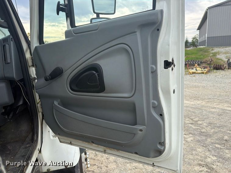 image for item FG3031 2002 International 7400 digger derrick truck