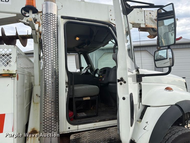 image for item FG3031 2002 International 7400 digger derrick truck