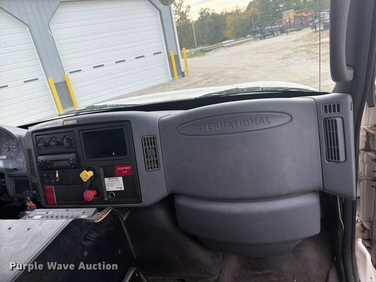 image for item FG3031 2002 International 7400 digger derrick truck