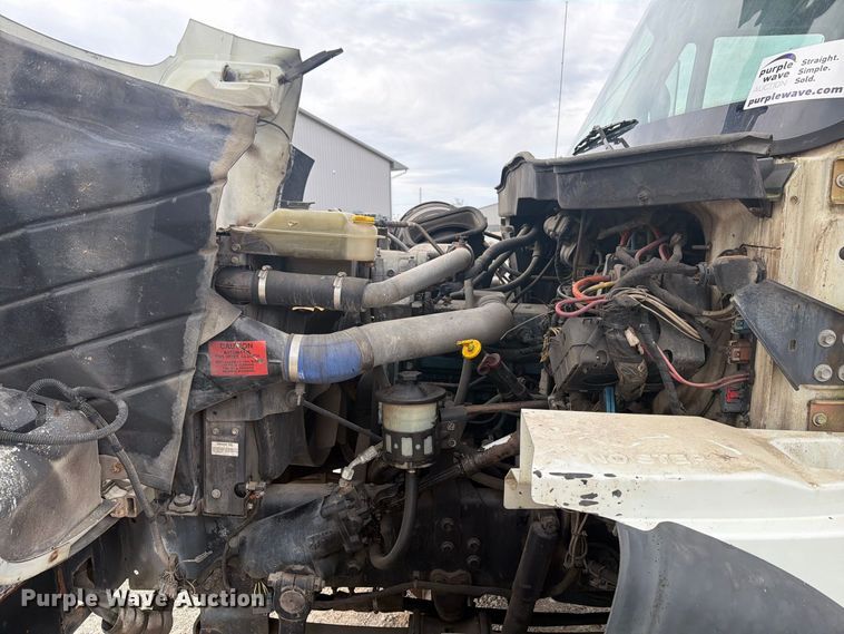 image for item FG3031 2002 International 7400 digger derrick truck
