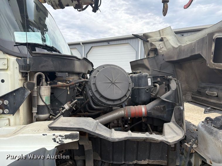 image for item FG3031 2002 International 7400 digger derrick truck