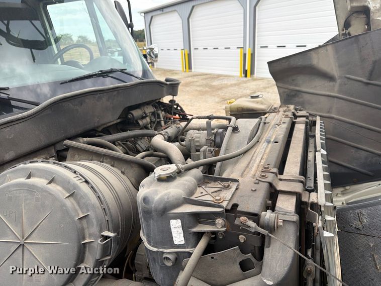 image for item FG3031 2002 International 7400 digger derrick truck