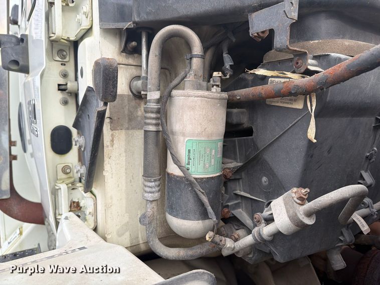image for item FG3031 2002 International 7400 digger derrick truck