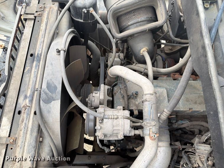 image for item FG3031 2002 International 7400 digger derrick truck