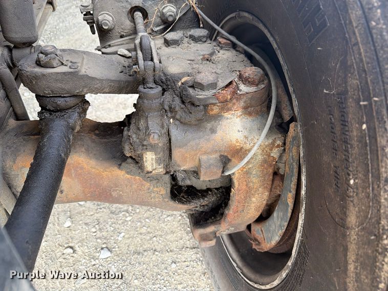 image for item FG3031 2002 International 7400 digger derrick truck