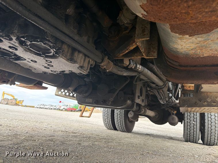 image for item FG3031 2002 International 7400 digger derrick truck