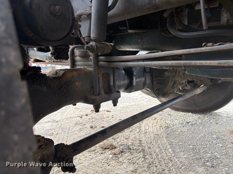image for item FG3031 2002 International 7400 digger derrick truck