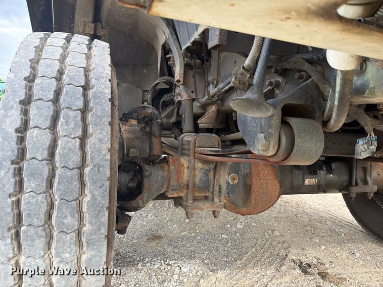 image for item FG3031 2002 International 7400 digger derrick truck