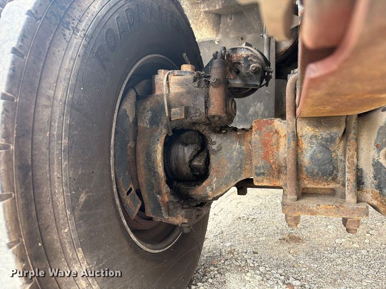 image for item FG3031 2002 International 7400 digger derrick truck