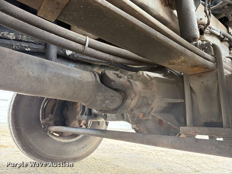 image for item FG3031 2002 International 7400 digger derrick truck