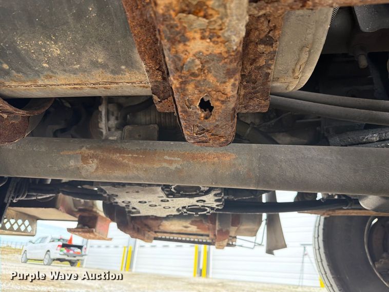 image for item FG3031 2002 International 7400 digger derrick truck