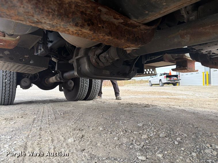 image for item FG3031 2002 International 7400 digger derrick truck