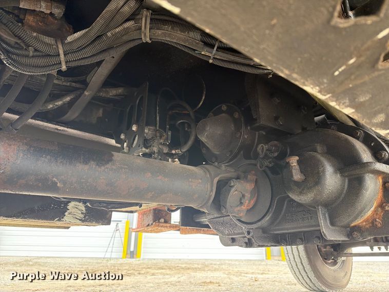 image for item FG3031 2002 International 7400 digger derrick truck