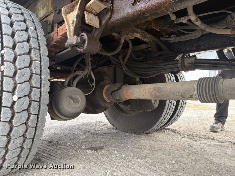image for item FG3031 2002 International 7400 digger derrick truck