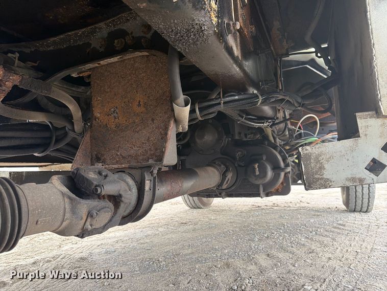 image for item FG3031 2002 International 7400 digger derrick truck