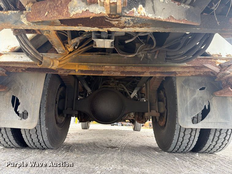 image for item FG3031 2002 International 7400 digger derrick truck