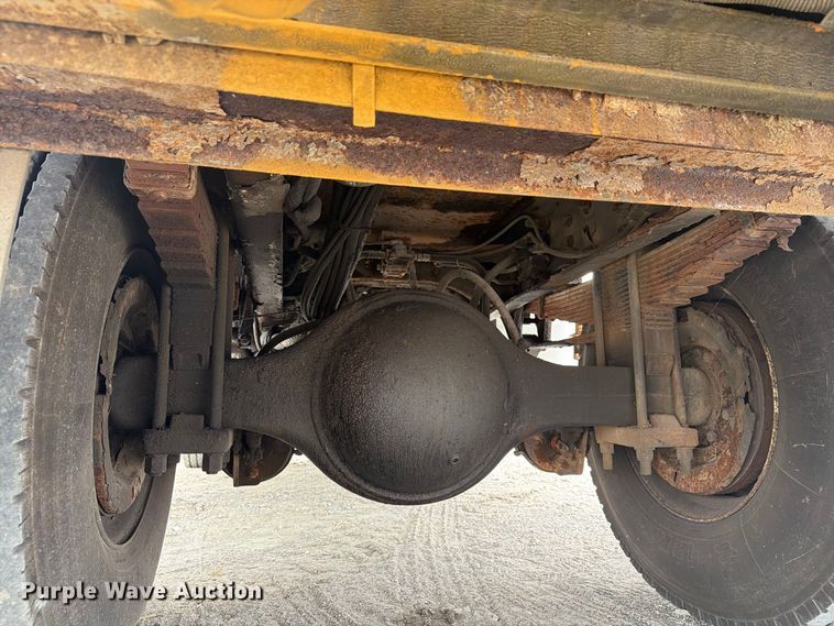 image for item FG3031 2002 International 7400 digger derrick truck
