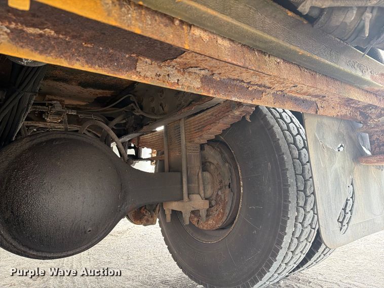image for item FG3031 2002 International 7400 digger derrick truck