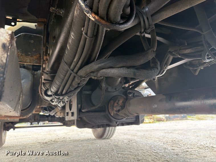 image for item FG3031 2002 International 7400 digger derrick truck