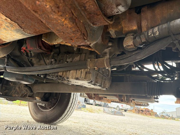 image for item FG3031 2002 International 7400 digger derrick truck