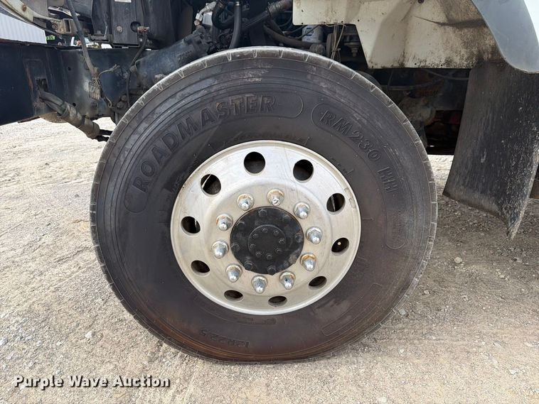 image for item FG3031 2002 International 7400 digger derrick truck