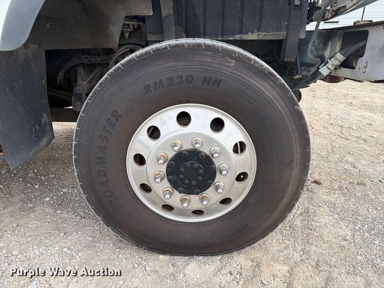 image for item FG3031 2002 International 7400 digger derrick truck