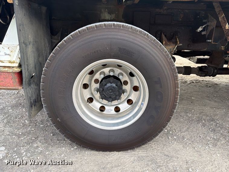 image for item FG3031 2002 International 7400 digger derrick truck