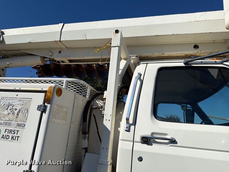 image for item FH6424 1997 Ford F800 digger derrick truck