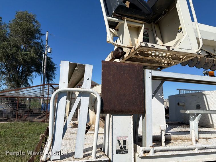 image for item FH6424 1997 Ford F800 digger derrick truck
