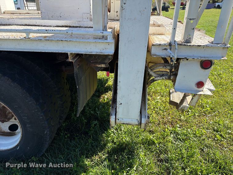 image for item FH6424 1997 Ford F800 digger derrick truck