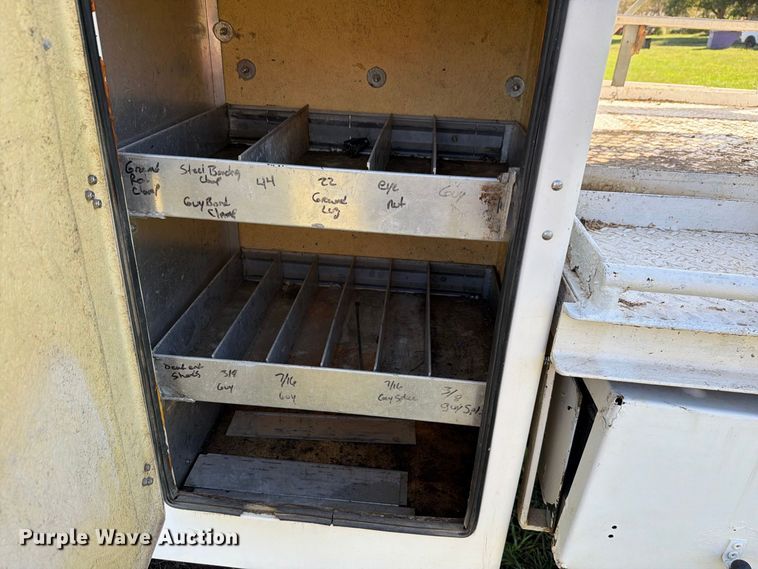 image for item FH6424 1997 Ford F800 digger derrick truck
