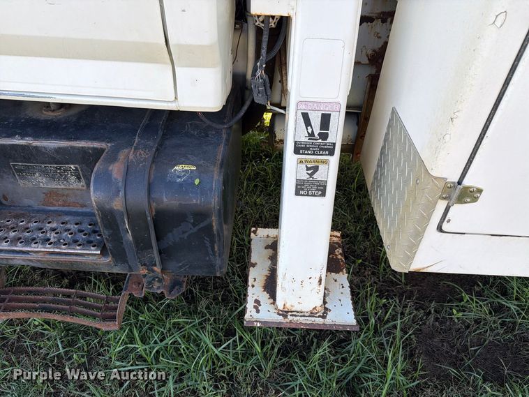 image for item FH6424 1997 Ford F800 digger derrick truck