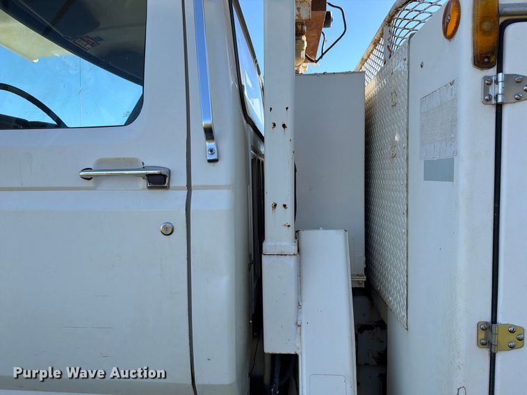 image for item FH6424 1997 Ford F800 digger derrick truck