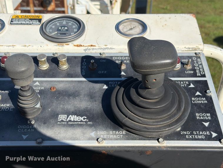 image for item FH6424 1997 Ford F800 digger derrick truck