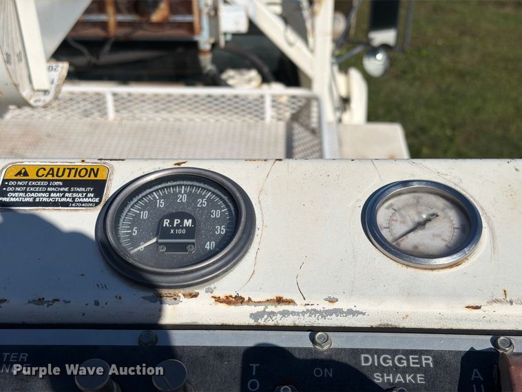 image for item FH6424 1997 Ford F800 digger derrick truck