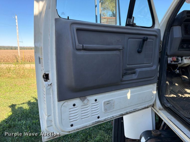 image for item FH6424 1997 Ford F800 digger derrick truck