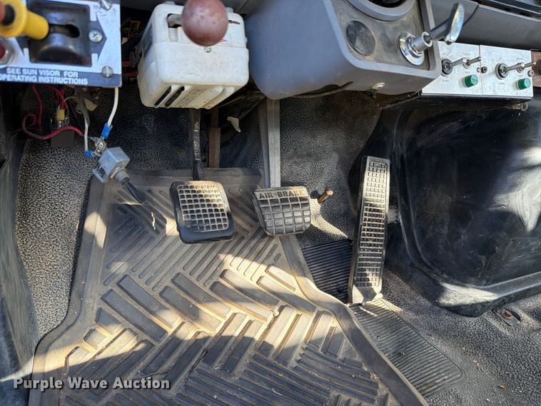 image for item FH6424 1997 Ford F800 digger derrick truck
