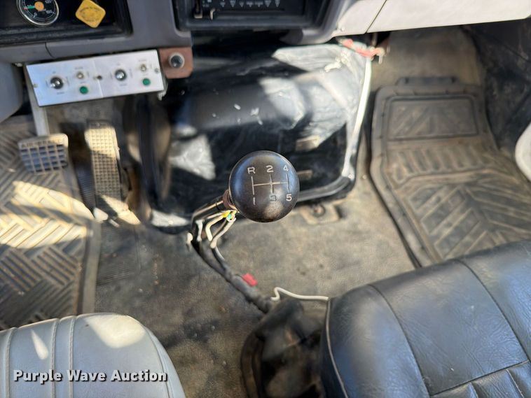 image for item FH6424 1997 Ford F800 digger derrick truck