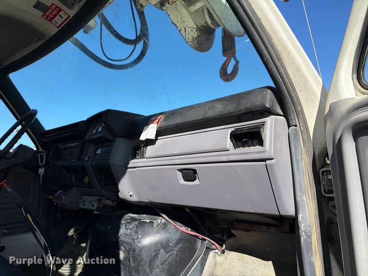 image for item FH6424 1997 Ford F800 digger derrick truck