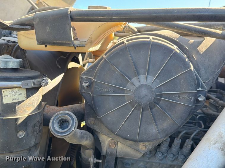 image for item FH6424 1997 Ford F800 digger derrick truck