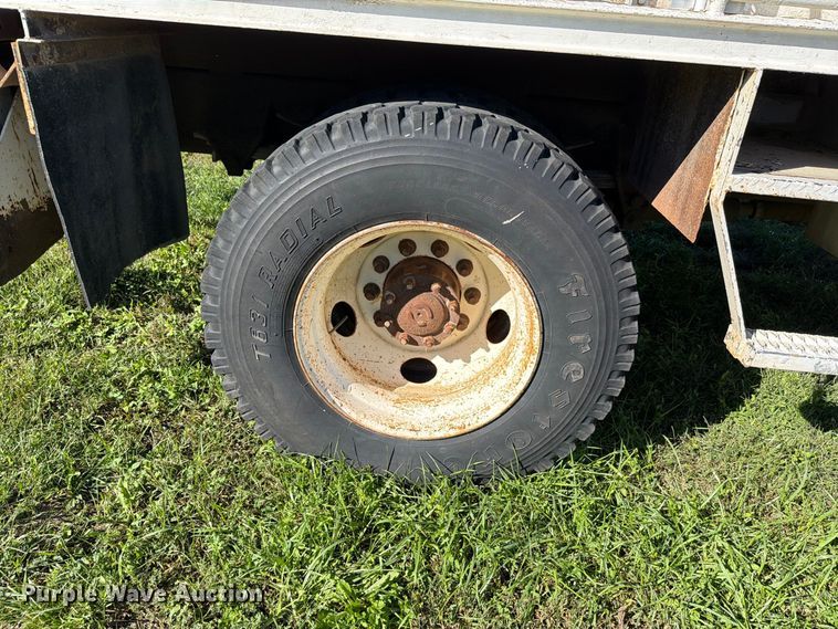 image for item FH6424 1997 Ford F800 digger derrick truck