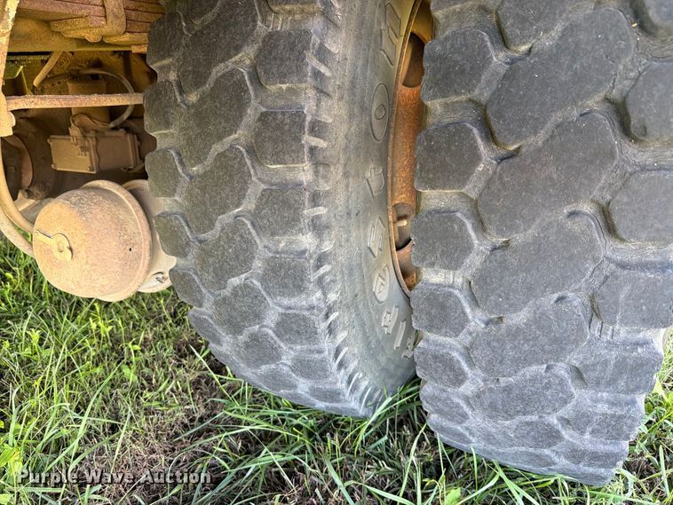 image for item FH6424 1997 Ford F800 digger derrick truck