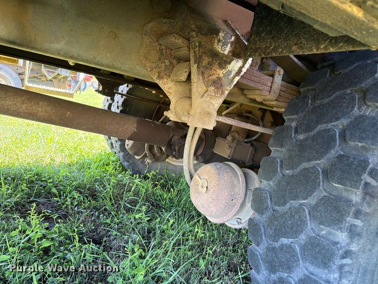 image for item FH6424 1997 Ford F800 digger derrick truck