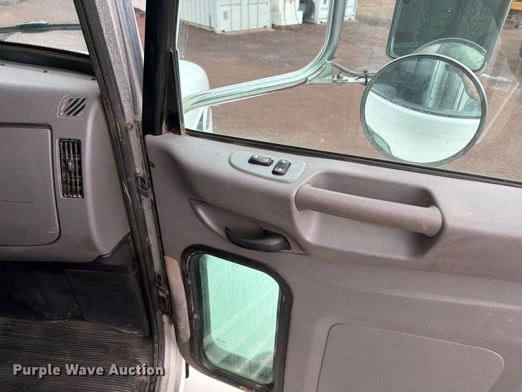 image for item FI2031 2016 Peterbilt 337 fuel / lube truck