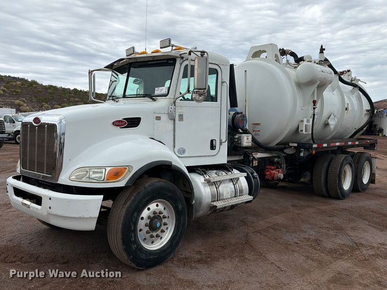 image for item FI2032 2013 Peterbilt 348 hydrovac truck
