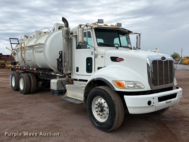 image for item FI2032 2013 Peterbilt 348 hydrovac truck