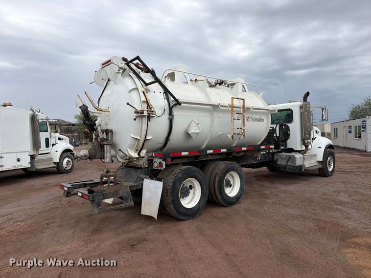 image for item FI2032 2013 Peterbilt 348 hydrovac truck