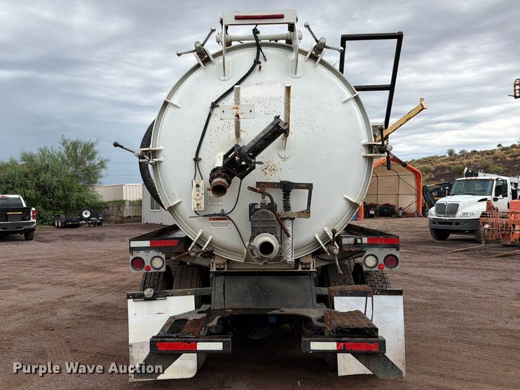 image for item FI2032 2013 Peterbilt 348 hydrovac truck
