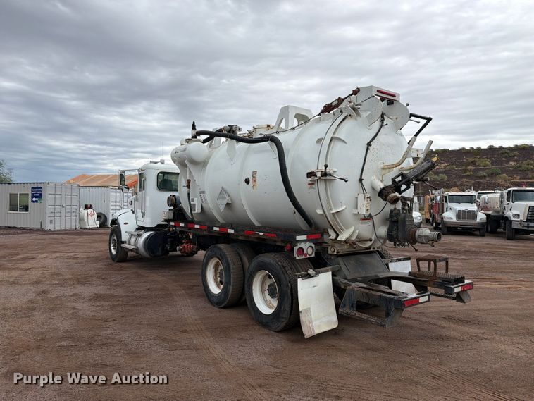 image for item FI2032 2013 Peterbilt 348 hydrovac truck